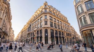 Immeuble haussmannien, passants, v�los, rue anim�e, Paris, �t�