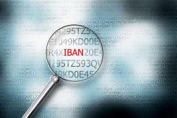 Loupe sur le mot IBAN parmi des codes bancaires.