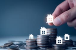 Concept d'investissement immobilier, empilement de pi&egrave;ces et maisons.