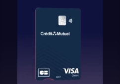 Carte bancaire Cr&eacute;dit Mutuel Visa Classic bleue avec puce.