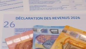 D&eacute;claration de revenus 2026 avec des billets d?euros pos&eacute;s.