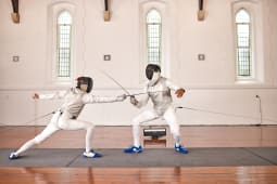 Personnes, combattant et escrime avec une �p�e en comp�tition, duel ou combat avec un combattant d'arts martiaux et un athl�te avec une arme. Guerrier, lame et personne dans un combat cr�atif, exercice ou fitness.