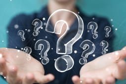 Femme d'affaires touchant et tenant des points d'interrogation dessin&eacute;s &agrave; la main