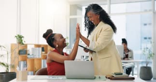 Conception, high five et ordinateur portable avec des gens d'affaires au bureau ensemble pour bonus ou motivation. C�l�bration, ordinateur et f�licitations avec l'�quipe de designers au bureau pour atteindre des objectifs ou r�ussir
