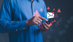 Homme recevant un e-mail d?alerte sur son t�l�phone.