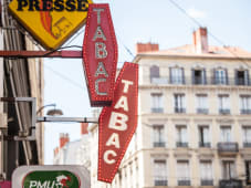 LYON, FRANCE - 14 JUILLET 2019 : Enseigne de buraliste fran�aise sur un vendeur de tabac, vendant des cigarettes. Ils sont embl�matiques de la France, �galement appel�s buraliste ou marchand de tabac