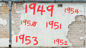 Dates rouges &eacute;crites sur un vieux mur ab&icirc;m&eacute; en brique. retraite