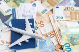 Avion miniature, passeport, billets d?avion et argent en euros.