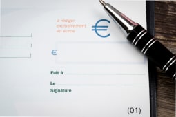 Gros plan sur un ch�que en euros et un stylo
