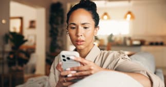 Inqui&eacute;tude, femme et lecture avec t&eacute;l&eacute;phone &agrave; la maison pour escroquerie, phishing par email et notification de fraude. Pr&eacute;occupation, personne f&eacute;minine et mobile pour des fausses nouvelles, paiement suspect et avertissement de virus avec menace de piratage.