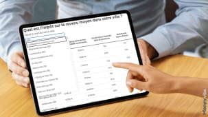 Personne consulte des donn�es fiscales sur une tablette tactile. impot moyen