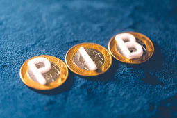 Trois pi&egrave;ces de monnaie avec les lettres P, I, B.
