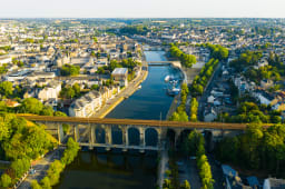 Vue a�rienne de la ville de Laval dans le d�partement de la Mayenne, ouest de la France