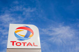 Logo de la soci&Atilde;t&eacute; Total sur sa station-service de gaz