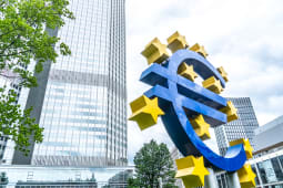 Frankfurt am Main, Allemagne - 28 juin 2020 : L'Euro-Skulptur (allemand pour sculpture de l'Euro) install&Atilde;e devant la Banque centrale europ&eacute;enne, signalisation &eacute;lectronique montrant un signe d'Euro et douze &eacute;toiles autour.