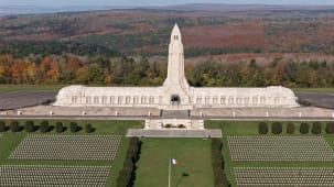 L'ossuaire de Douaumont est un monument � la m�moire des soldats fran�ais et allemands morts en 1916 lors de la bataille de Verdun. Il est sur le territoire de la commune de Douaumont-Vaux en Meuse