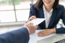Jeune femme d'affaires asiatique recevant un salaire ou une prime d'argent de 