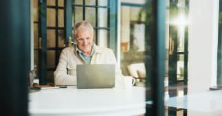 Heureux, � la maison et homme �g� sur ordinateur portable pour la banque en ligne, le paiement num�rique et le compte financier. Retraite, maison et personne mature sur ordinateur pour la finance, l'assurance ou l'investissement d'�pargne sur le site web