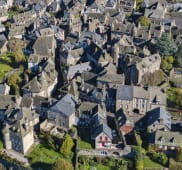 Vue a&eacute;rienne d?un village m&eacute;di&eacute;val aux toits gris en pierre. Salers, cantal