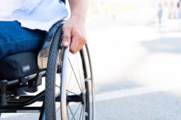 image d'une personne utilisant un fauteuil roulant dans la rue
