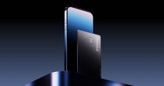 Carte bancaire Revolut pos&eacute;e devant un smartphone moderne et &eacute;l&eacute;gant.
