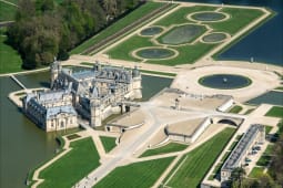 vue d'avion du ch&acirc;teau de Chantilly dans l'Oise en France