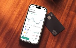 T&eacute;l&eacute;phone affichant portefeuille crypto et carte bancaire sur une table.