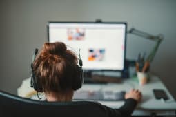 jeune fille travaillant de chez elle