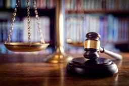 Maillet, balances de la justice et livres de droit