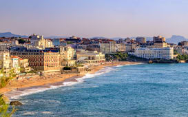 Biarritz, la c&eacute;l&egrave;bre station baln&eacute;aire en France. Vue panoramique de la ville et des plages. Heure dor&eacute;e. Vacances en France.