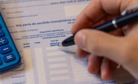 Une personne en train de remplir une case pour la d&eacute;claration des revenus des imp&ocirc;ts pour l?ann&eacute;e 2026 en France.