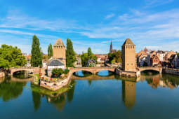 ponts Pont Couverts sur la rivi&egrave;re Ill &agrave; Strasbourg, France