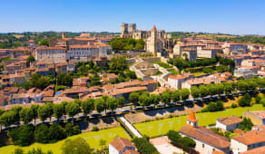 Ville pittoresque avec cath&eacute;drale, escaliers, rivi&egrave;re et toits rouges. auch