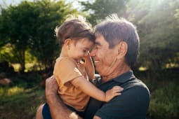 Grand-p&egrave;re enjou&eacute; passant du temps avec son petit-fils dans le parc sur s