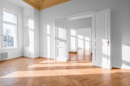 Pi&egrave;ce vide, appartement avec plafond en stuc et sol en parquet