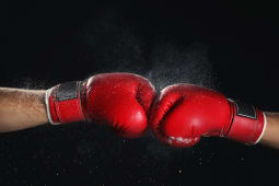 Des gants de boxe sur fond noir