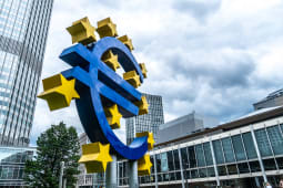 Francfort-sur-le-Main, Allemagne - 28 juin 2020 : L'Euro-Skulptur (traduction allemande pour sculpture Euro) &eacute;rig&eacute;e devant la Banque Centrale Europ&eacute;enne, un panneau &eacute;lectronique affichant un signe Euro et douze &eacute;toiles tout autour