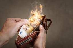 Un billet de 50 euros br&ucirc;lant dans un portefeuille