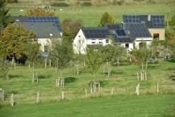 Des installations photovolta&iuml;ques sur des maisons dans un environnement rural.