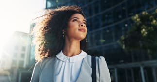 Ville, espoir et r&Atilde;flexion avec une femme d'affaires en plein air pour une id&eacute;e, une inspiration ou un voyage. B&acirc;timent, opportunit&eacute; et vision avec une professionnelle d'entreprise confiante dans une ville urbaine pour le d&eacute;but d'un nouveau travail