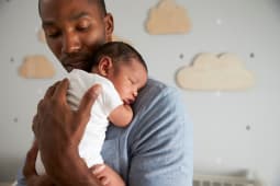 P&egrave;re tenant son nouveau-n&eacute; dans la p&eacute;pini&egrave;re