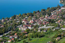 Village au bord d?un lac, maisons entour&eacute;es de verdure. Veyrier-du-Lac