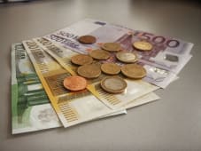 Des billets et des pi&egrave;ces.