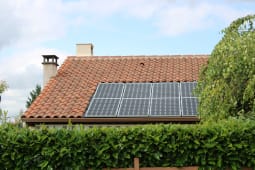 Des panneaux solaires sur le toit d'une maison.