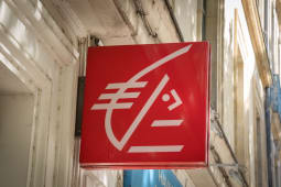 logo de la banque Caisse d'�pargne sur un mur