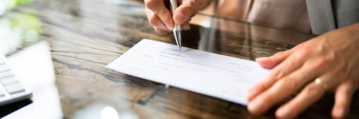 Main d'homme d'affaires signant un ch�que
