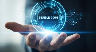 Main tenant un hologramme digital marqu&eacute; Stable Coin.