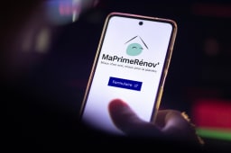 T&eacute;l&eacute;phone affichant l?application MaPrimeR&eacute;nov? pour la r&eacute;novation &eacute;nerg&eacute;tique.