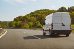 camionnettes rapides voyageant sur l'autoroute