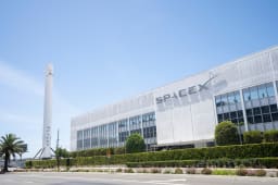 Hawthorne, CA, USA - 10 mai 2022 : Vue ext�rieure du si�ge de SpaceX avec le booster de fus�e Falcon 9 r�cup�r� expos� � Hawthorne, Californie. SpaceX est un fabricant a�rospatial am�ricain.